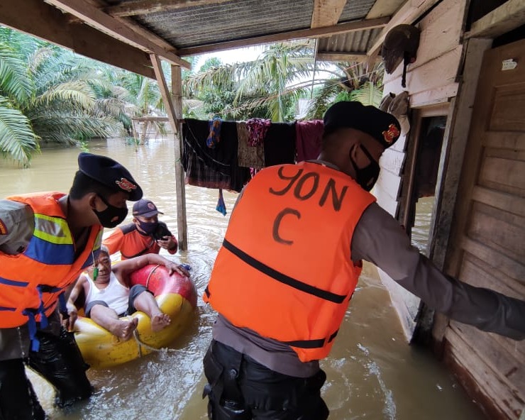 Personil Brimob Polda Riau Evakuasi Warga Terdampak Banjir di Desa Penyaguhan Kabupaten Inhu