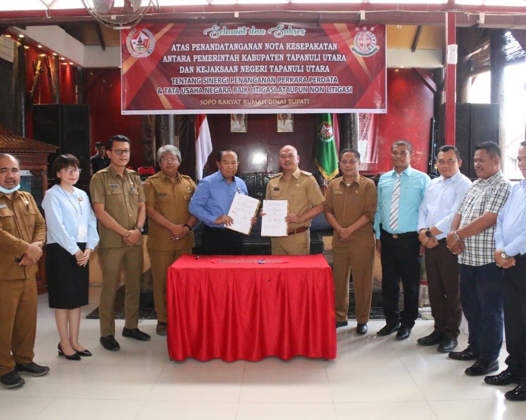 Bupati Tandatangani Nota Kesepakatan Antara Pemerintah Kabupaten dan Kejaksaan Negeri Tapanuli Utara Tentang Sinergi Penanganan Perkara Perdata dan Tata Usaha Negara Baik Litigasi Ataupun Non Litigasi