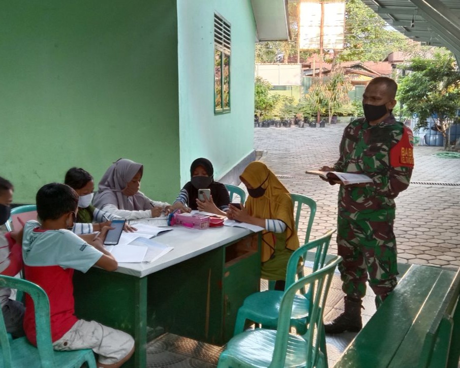 Babinsa Kodim 0301/Pekanbaru Terus Sosialisasikan Program Babinsa Berkibar Berbagi Internet Gratis