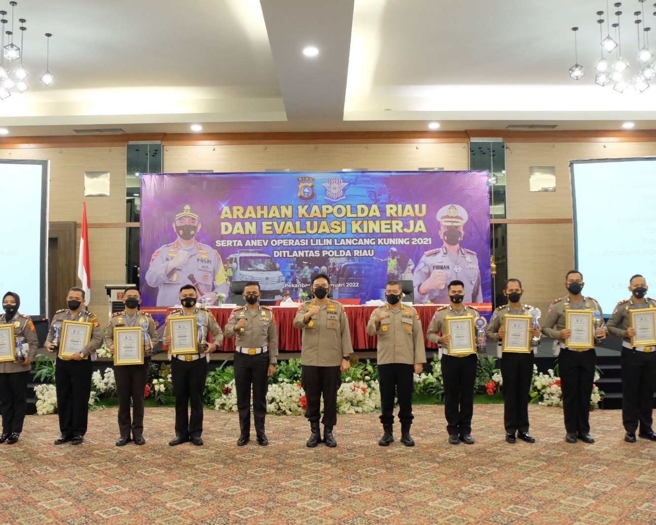 Kapolda Riau Berikan Reward Kepada Kasatlantas Polres Kuansing AKP Akhmad Rivandy Dalam Kategori Kecepatan Pelaporan Harian Kamseltibcarlantas Tahun 2021