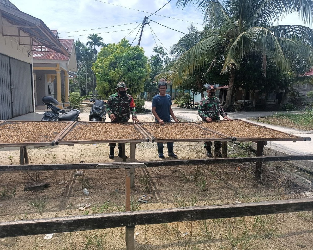 Melalui Komsos, Babinsa Kodim 0301/Pekanbaru Jalin Silaturahmi Bersama Pengerajin Kerupuk