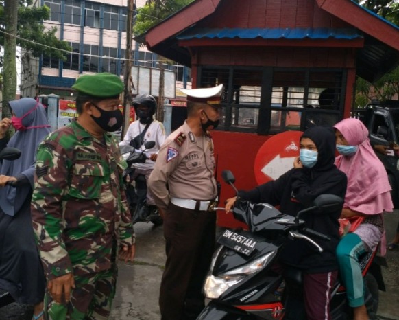 Personil Babinsa Kodim 0301/PBR Laksanakan Penegakkan Protokol Kesehatan di Pasar Rakyat Rumbai