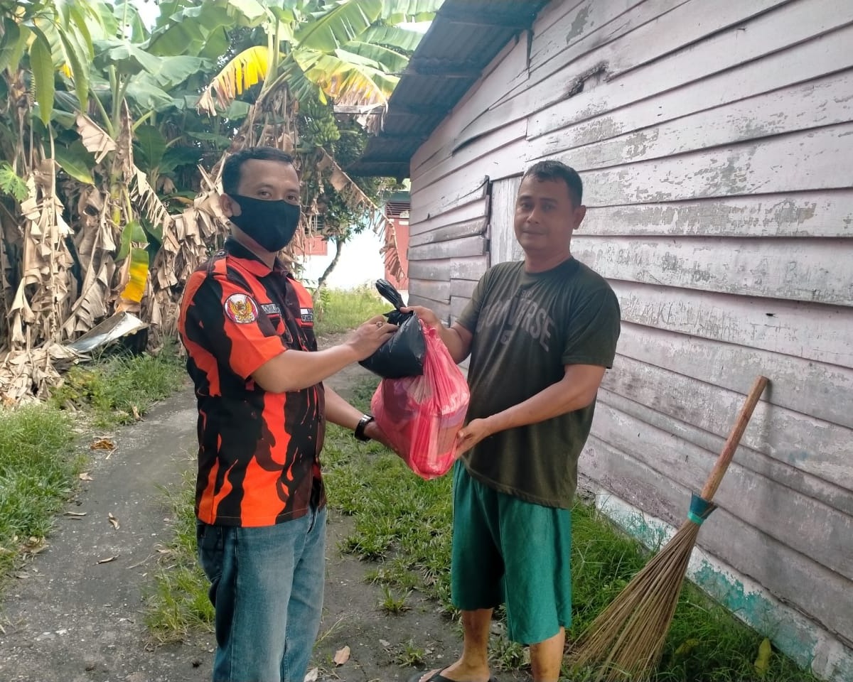 BPPH Pemuda Pancasila Kota Pekanbaru Bagikan Sembako dan Masker Kepada Warga Yang Terdampak Covid-19