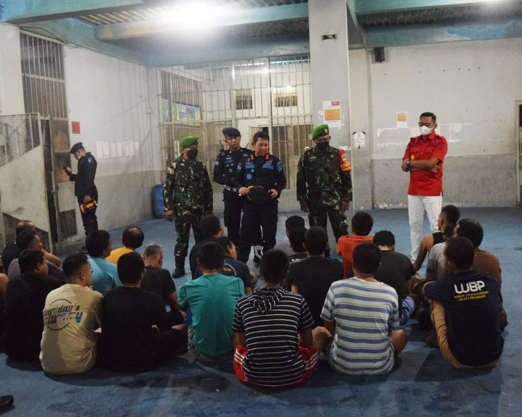 Personel Kodim 0301/PBR Ikut Razia Di Rutan Kelas I Pekanbaru