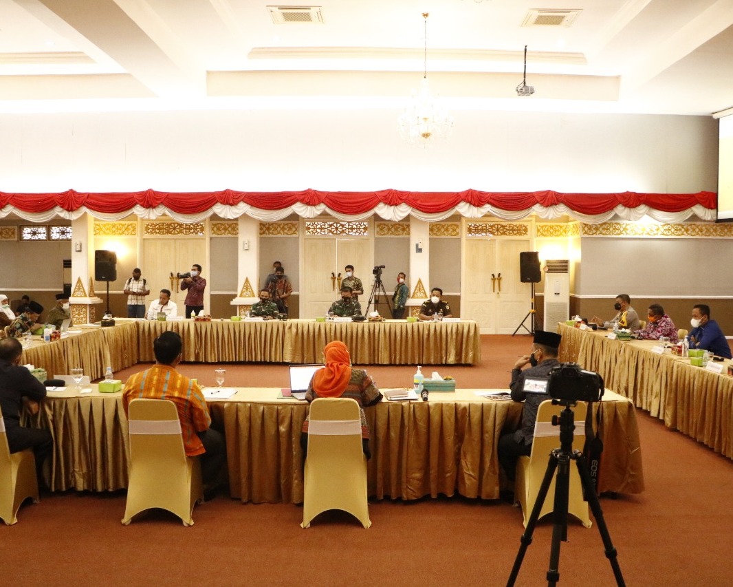 Danlanud RSN Dampingi Wagubri Hadiri Rapat Penanganan Covid-19 Dan Rencana Pelaksanaan Vaksinasi