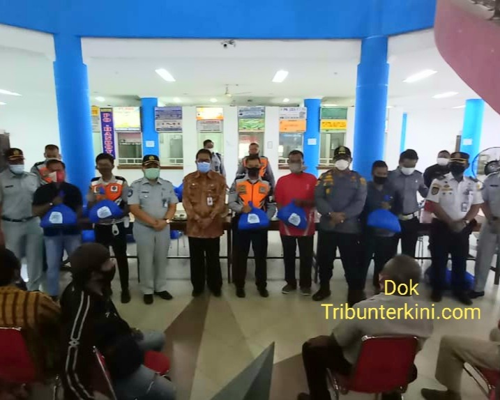 Kepedulian Ditengah Pandemi Covid-19, PT Jasa Raharja Cabang Riau Berbagi Bantuan Donasi Untuk Sesama Kepada Masyarakat Terminal Type A BRPS Pekanbaru, Kepala BPTD Wilayah IV Provinsi Riau - Kepri Ardono Ucapkan Terima Kasih