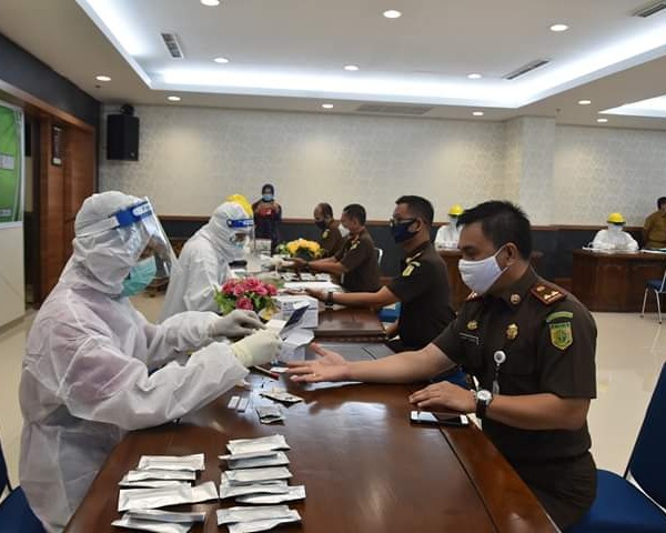 Pemeriksaan Rapid Diagnostic Test Bagi Pegawai Di Lingkungan Kejaksaan Tinggi Riau dan Kejaksaan Negeri Se Wilayah Riau