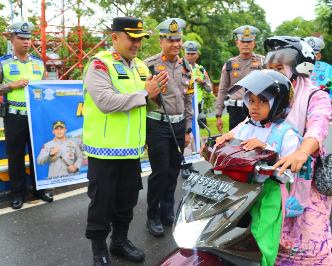 Operasi Keselamatan Lancang Kuning Tahun 2023, Kapolres Inhu Bagikan Helm Gratis, Ajak Masyarakat Tertib Berlalu Lintas