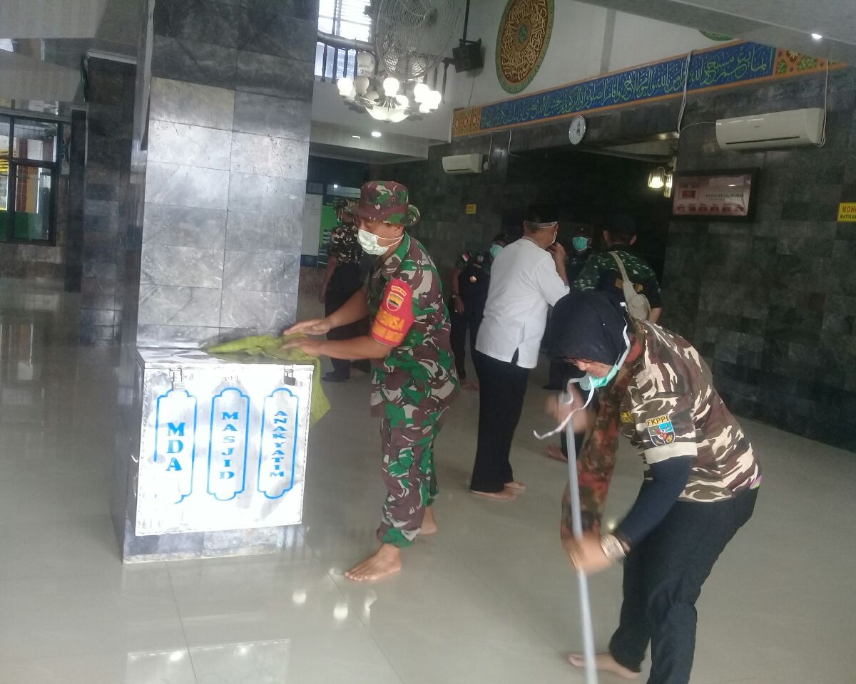 Kodim 0301/Pekanbaru Bersama FKPPI, HIPAKAD dan Elemen Masyarakat Laksanakan Penyemprotan Disinfektan dan Membagikan Masker di Masjid Baitul Hikmah
