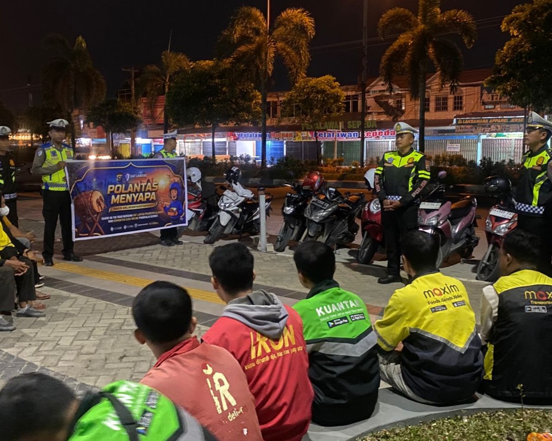 Polantas Menyapa, Satlantas Polres Pelalawan Sahur Bersama Dan Bagikan Sembako Kepada Komunitas Ojol