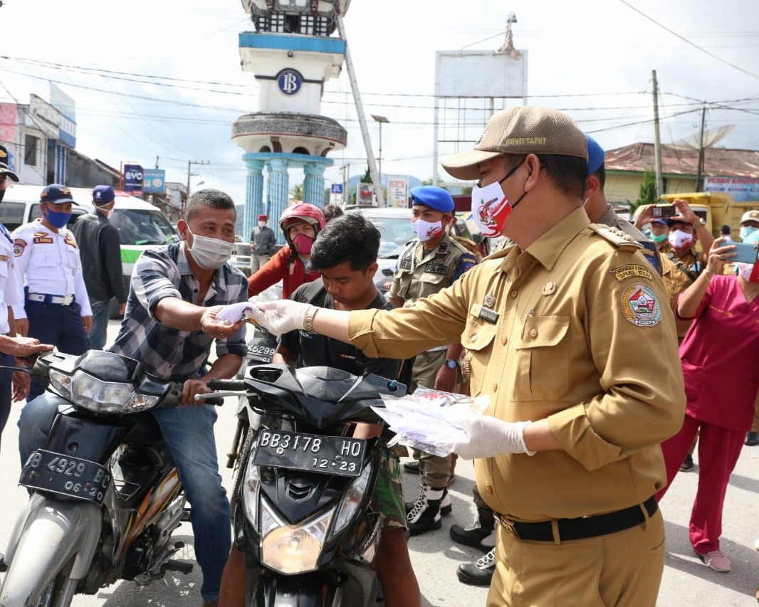 Dalam Rangka Hari Kesehatan Nasional Ke-56, Bupati Taput Bagikan Masker Sebanyak 41.130