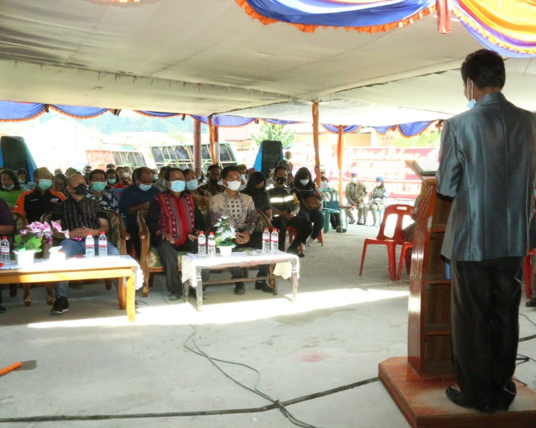 Bupati Taput Resmikan Gedung Olahraga Maverick Futsal di Desa Hapoltahan