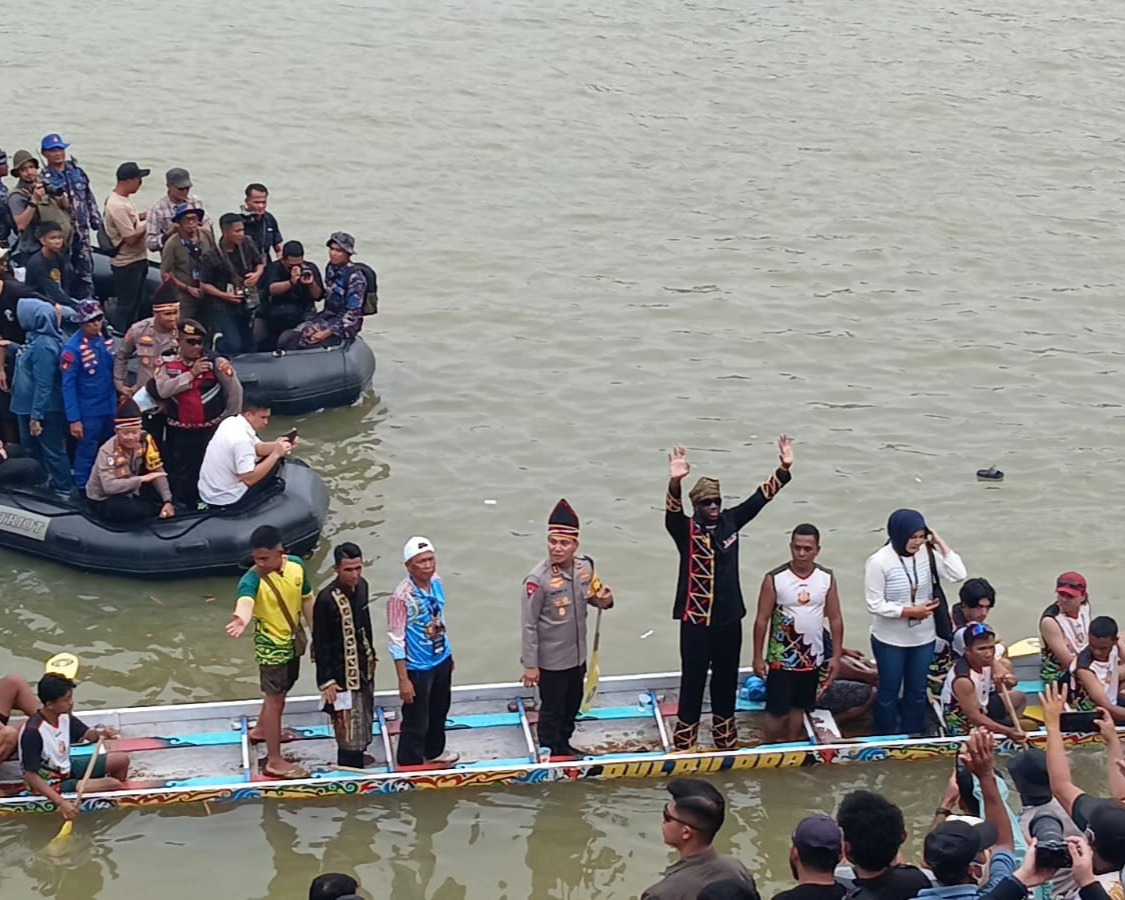 Melly Mike, Kapolda Riau Dan Dikha Jajal Festival Pacu Jalur