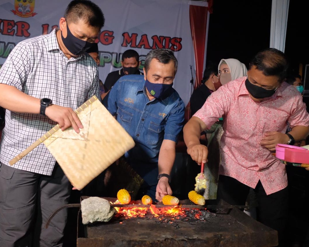 Bakar Jagung Bersama Forkopimda Serta Masyarakat, Kapolda Riau Sebut Gerakan Jaga Kampung Bukan Konsep Melainkan Realita