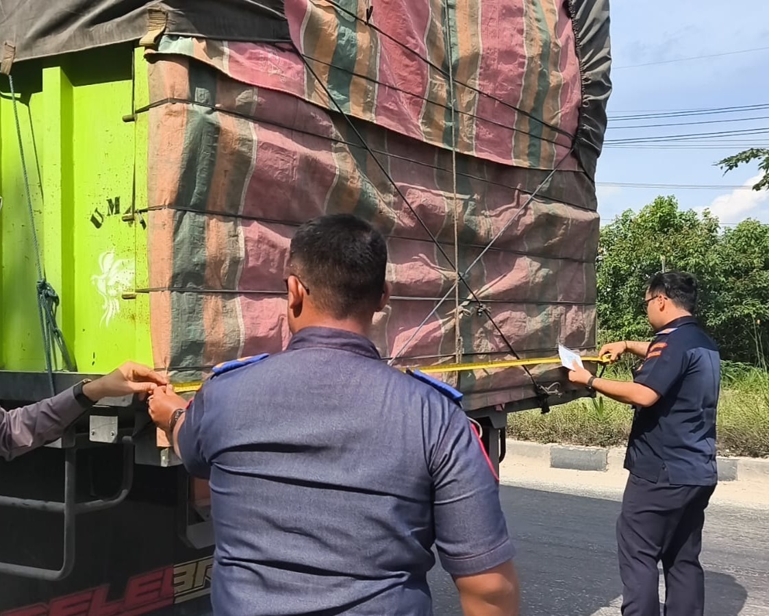 Cegah Kecelakaan, Ditlantas Polda Riau Bersama BPTD Gelar Razia Dan Ramp Check Kendaraan Angkutan di Pekanbaru