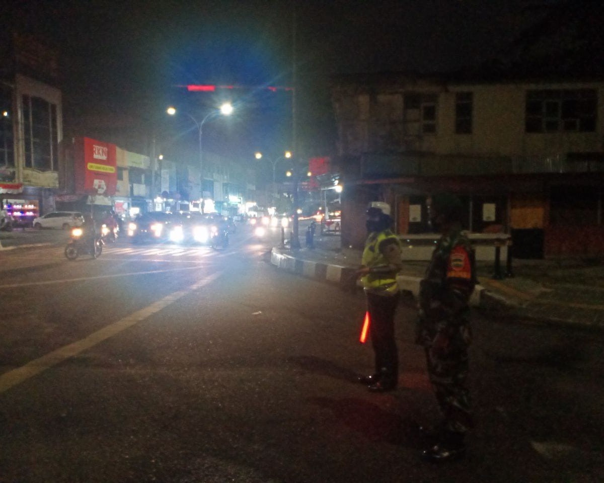 PPKM Level IV, Personil Kodim 0301/PBR Bersama Tim Gabungan Laksanakan Penyekatan Dalam Kota Pada Malam Hari