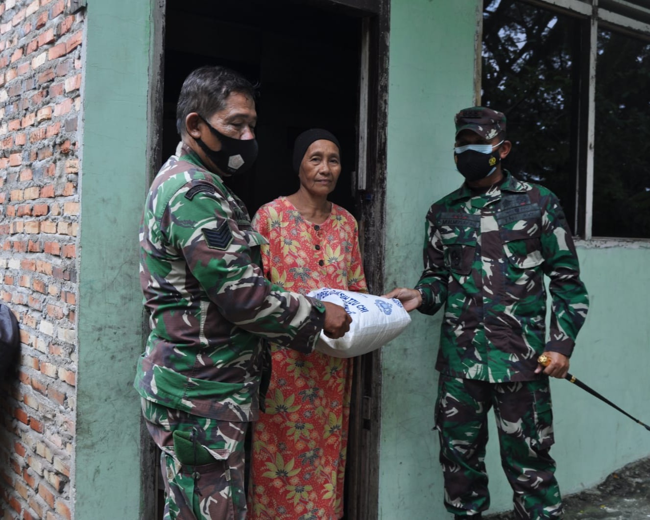Wujud Kepedulian, Dandim 0301/PBR Turun Langsung Salurkan Bansos Beras Kepada Warga Terdampak Covid-19