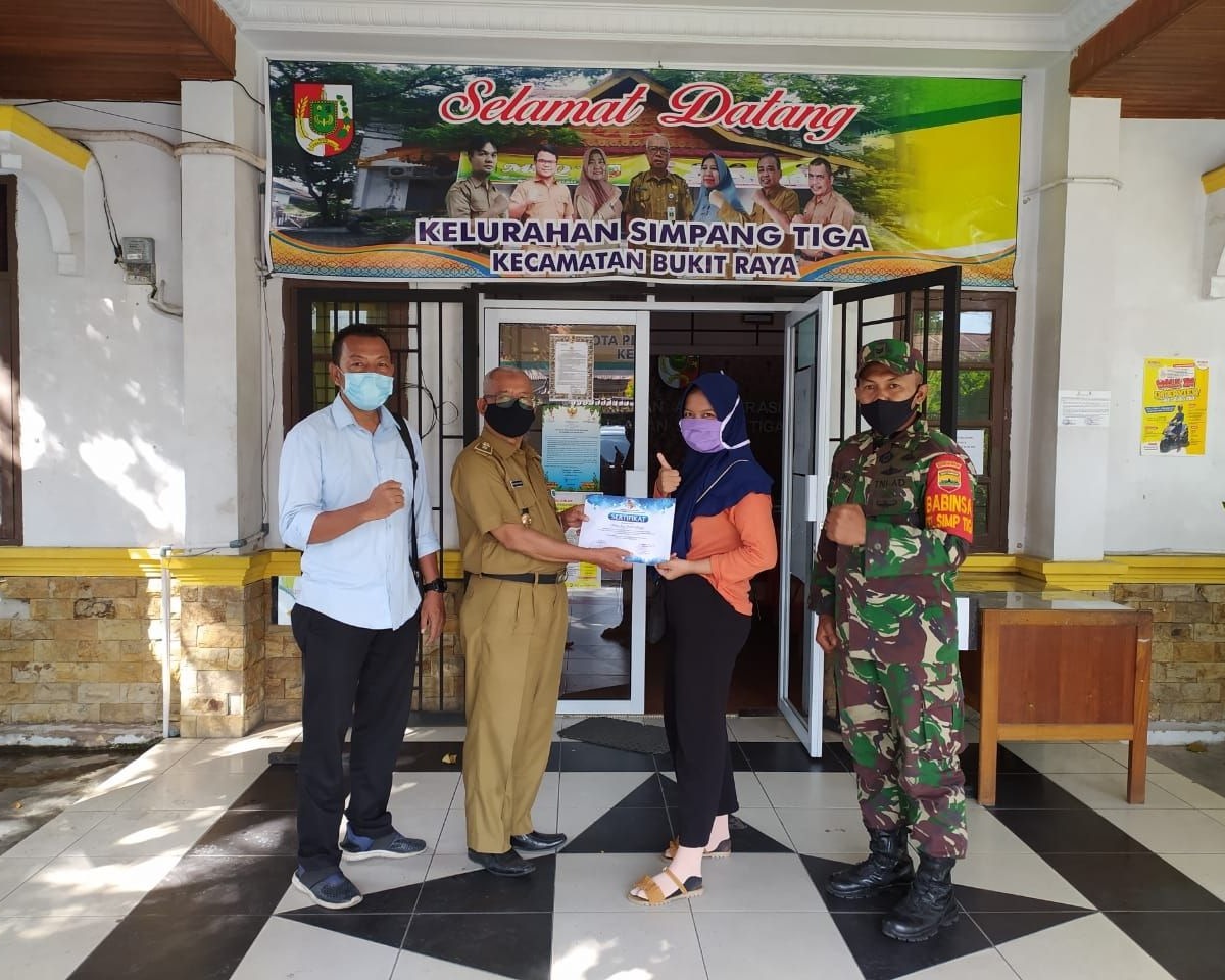 Babinsa Kodim 0301/PBR Dampingi Lurah Simpang Tiga Membagikan Sertifikat Kepada Relawan Mahasiswa UNRI