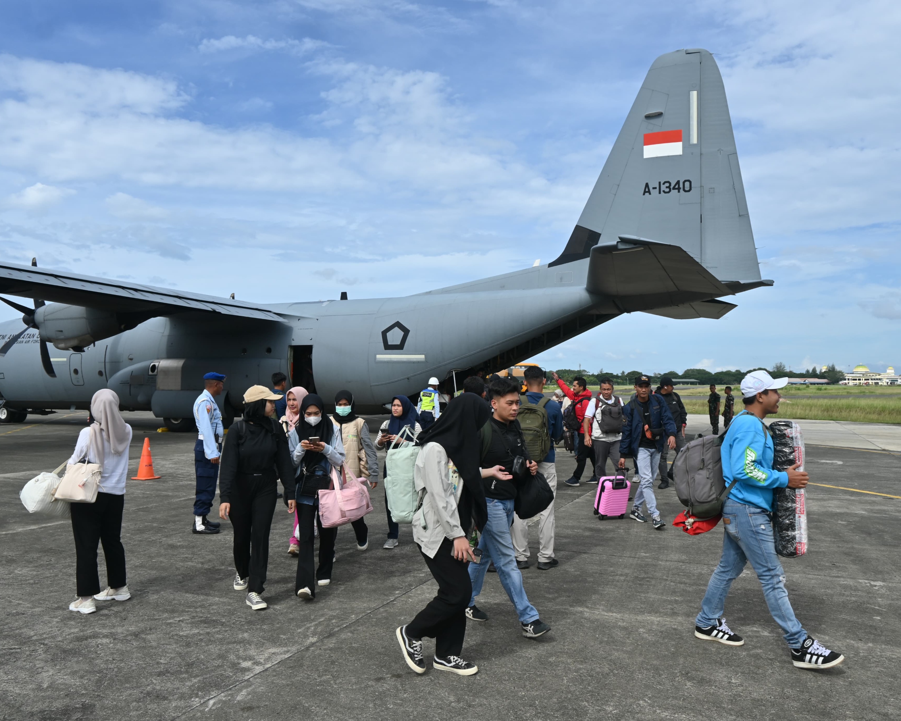 Hercules TNI AU Angkut 24 Ton Bansos Ke Bener Meriah, Dua Heli Caracal Dikerahkan