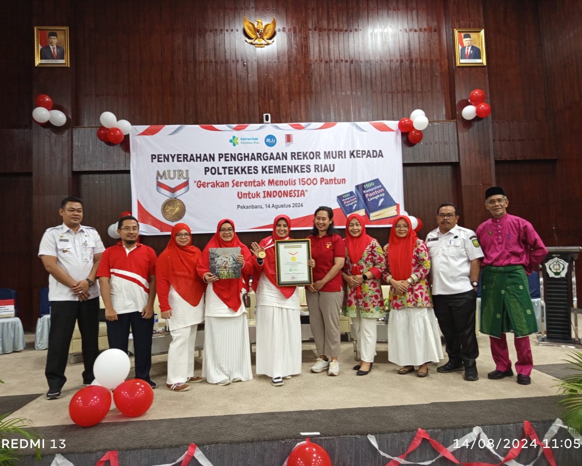 Poltekkes Kemenkes Riau Meraih Penghargaan Rekor Muri, 'Gerakan Serentak Menulis 1.500 Pantun Untuk Indonesia', Dalam HUT Provinsi Riau Ke-67 dan Hari Kemerdekaan RI Ke-79 Tahun