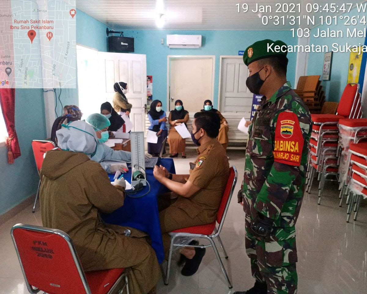 Personil Babinsa Kodim 0301/PBR Meninjau Pelaksanaan Penyuntikan Vaksinasi Cinovac Covid-19 di Puskesmas Melur