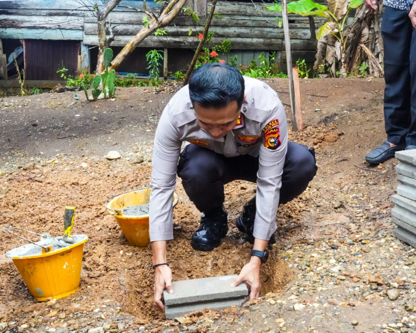 Penuh Haru, Polres Rohul Bersama Baznas Rohul Bedah Rumah Warga Dan Salurkan Bansos di Rambah Hilir Dalam Rangka HUT Bhayangkara Ke-80