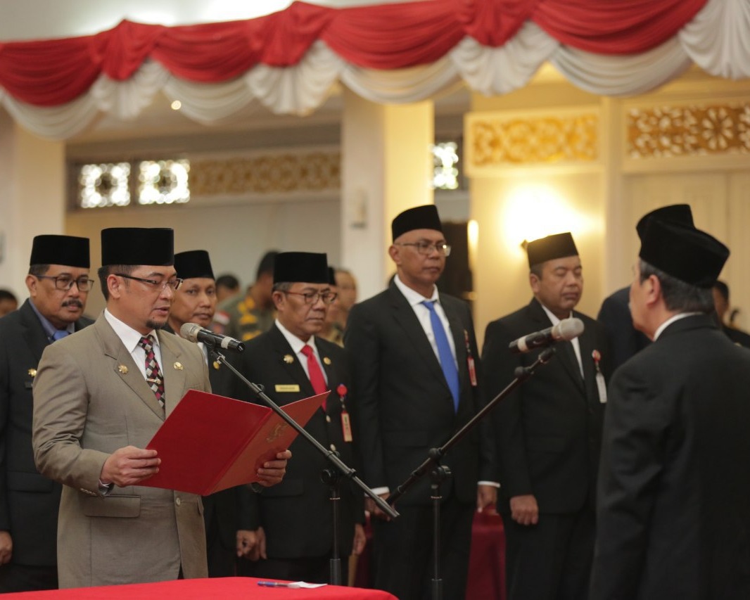 Gubri Melantik 12 Pejabat Tinggi Pratama Provinsi Riau