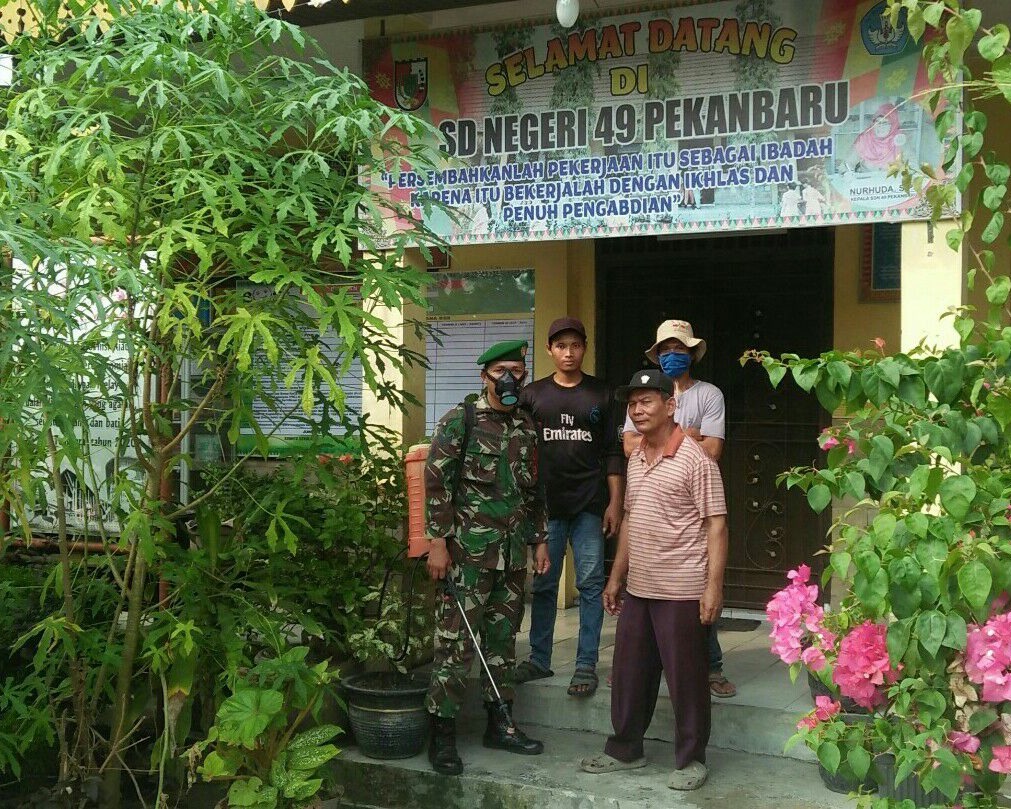 Cegah Penyebaran Covid-19, Babinsa Kodim 0301/Pekanbaru Laksanakan Penyemprotan Disinfektan di SD Negeri 49 Kelurahan Muara Fajar