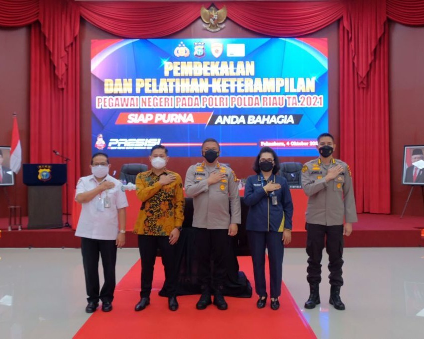Buka Pelatihan Bagi Personil Yang Akan Masuk Masa Pensiun “Siap Purna Anda Bahagia”, Kapolda Riau Berikan 1 Unit Rumah