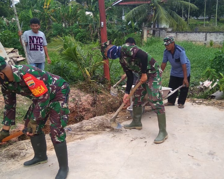 Kepedulian Anggota Babinsa Kodim 0301/Pekanbaru Pada Warga Rumbai Cegah DBD