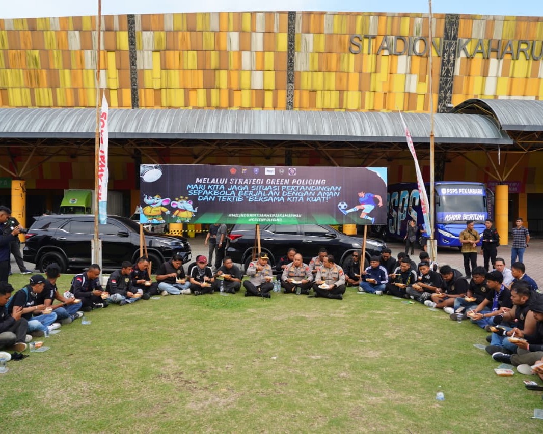 Kapolda Riau Ajak Doa Dan Makan Bersama Suporter PSPS Pekanbaru Di Stadion Kaharuddin Nasution