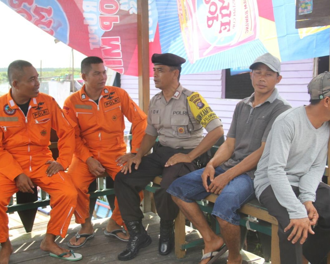 Polda Kalteng Melaksanakan Pengamanan di Taman Wisata Dermaga Kereng Bengkirai Kecamatan Sebangau Kota Palangka Raya 