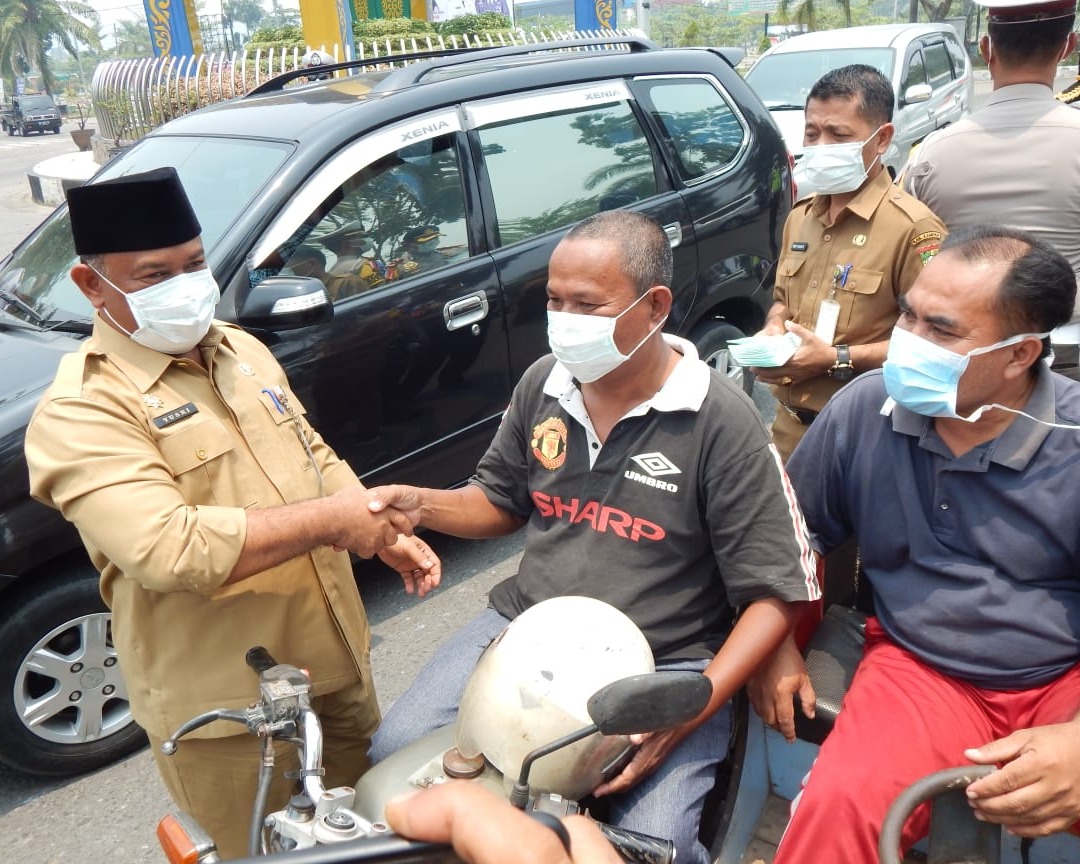 Sekda Kampar Bersama Waka Polres Bagikan Masker Untuk Masyarakat dan Pengguna Jalan