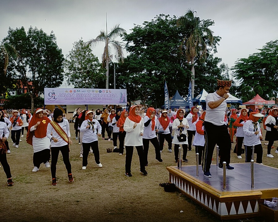 Sambut Hari Ibu, Polres dan Pemda Lampung Utara Gelar Jalan Sehat Keluarga