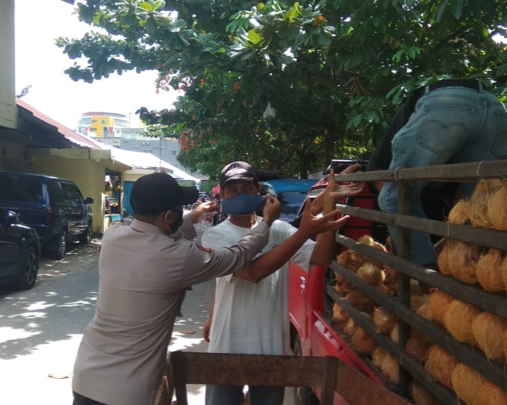 Polsek Bukit Raya Bagikan Masker Gratis dan Himbau Pedagang dan Pengunjung Terapkan Protkes di Pasar Pagi Dupa