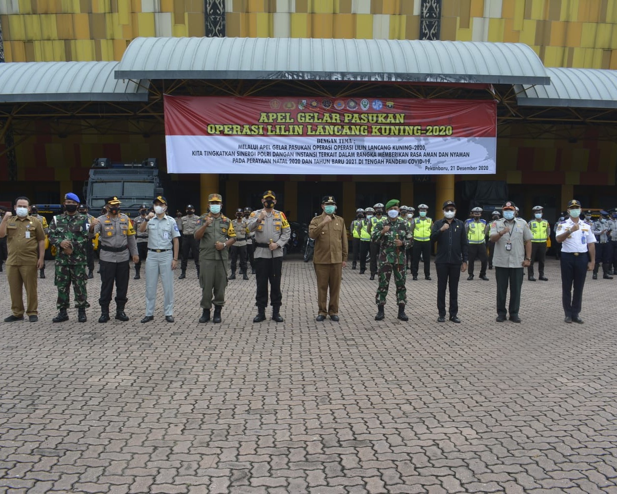 Kapolresta Pekanbaru Hadiri Apel Gelar Pasukan Operasi Lilin Lancang Kuning  2020