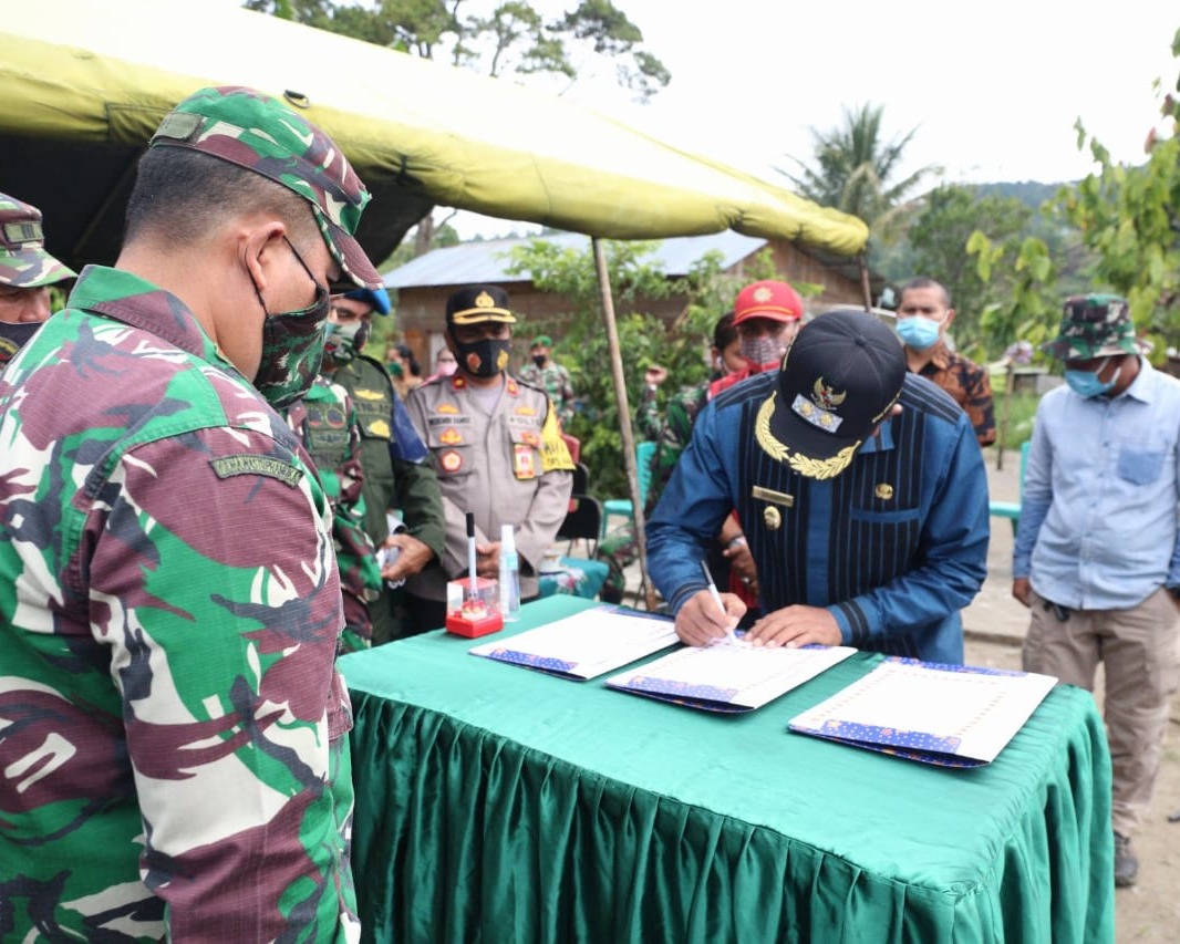 Wakil Bupati Taput Resmikan Karya Bakti TNI Kodim 0210/TU Pembangunan Jembatan Gantung Desa Parbaju Toruan di Dusun Sosor Topi Aek