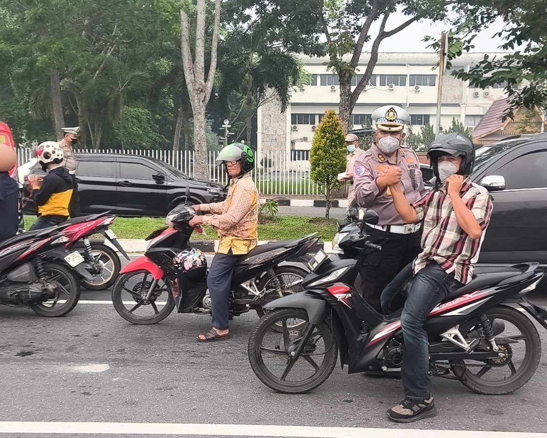 Polisi Bersama Masyarakat, Ditlantas Polda Riau Bagikan Masker