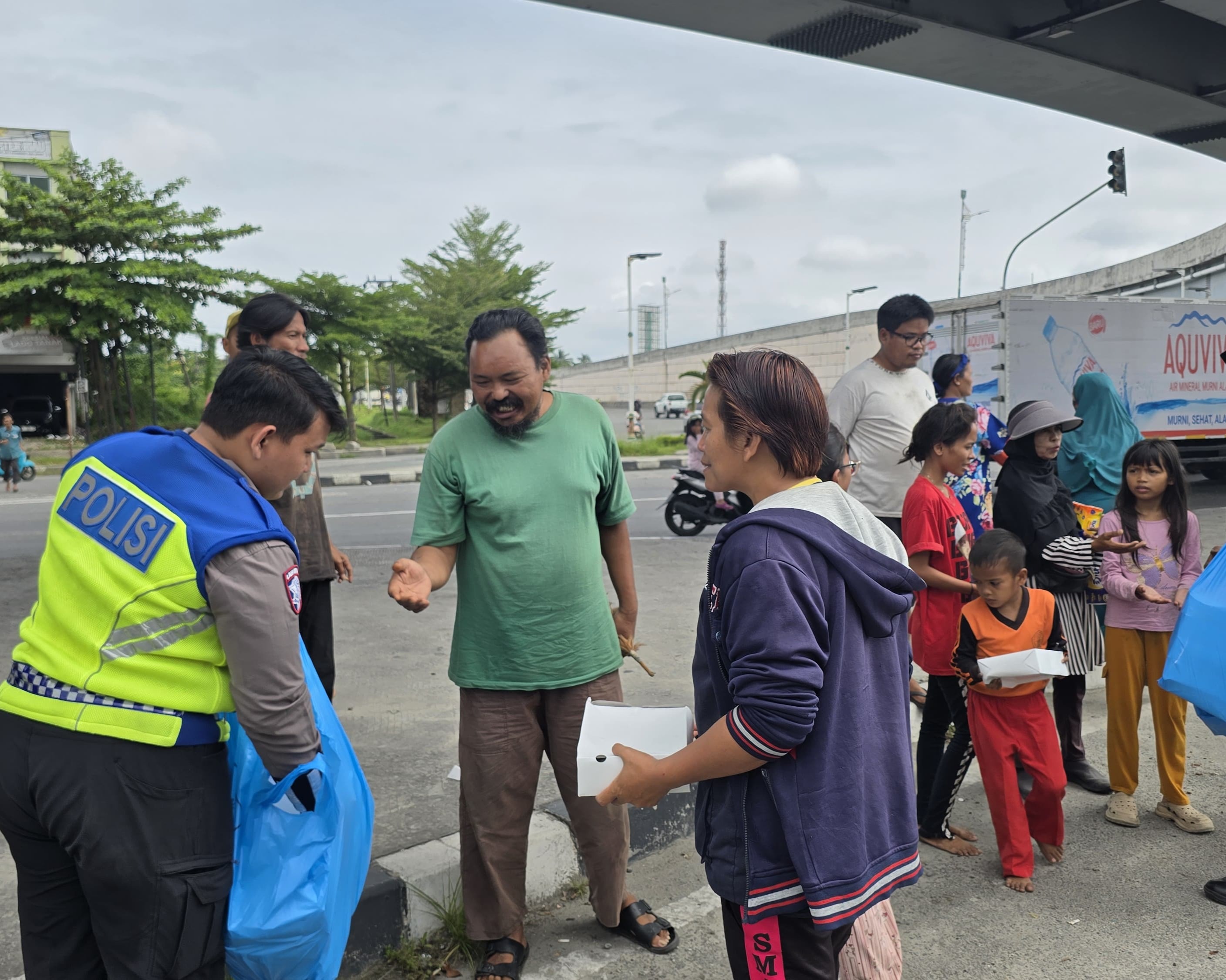 Sambut Nataru Aman, Polantas Menyapa Jumat Barokah Warnai Ops Lilin Lancang Kuning 2025 Di Pekanbaru