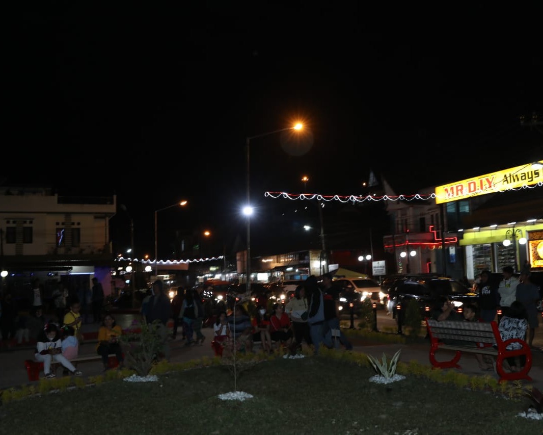 Ramainya Pengunjung Taman Kota Tarutung Berdampak Bagi Peningkatan Perekonomian Pedagang Kecil