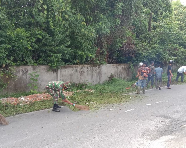 Personil Kodim 0301/PBR Bersama Warga Jalan Bangau Sakti Gelar Gotong Rotong Bersama