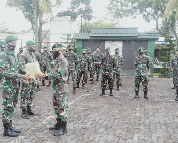 Saat Apel Bersama, Pasi Ops Kodim 0301/PBR Berikan Reward Laporan BLC Yang Terbanyak Kepada Dua Orang Anggota Babinsa