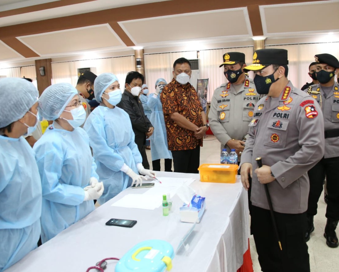 Kapolri Tinjau Vaksinasi Massal di Manado