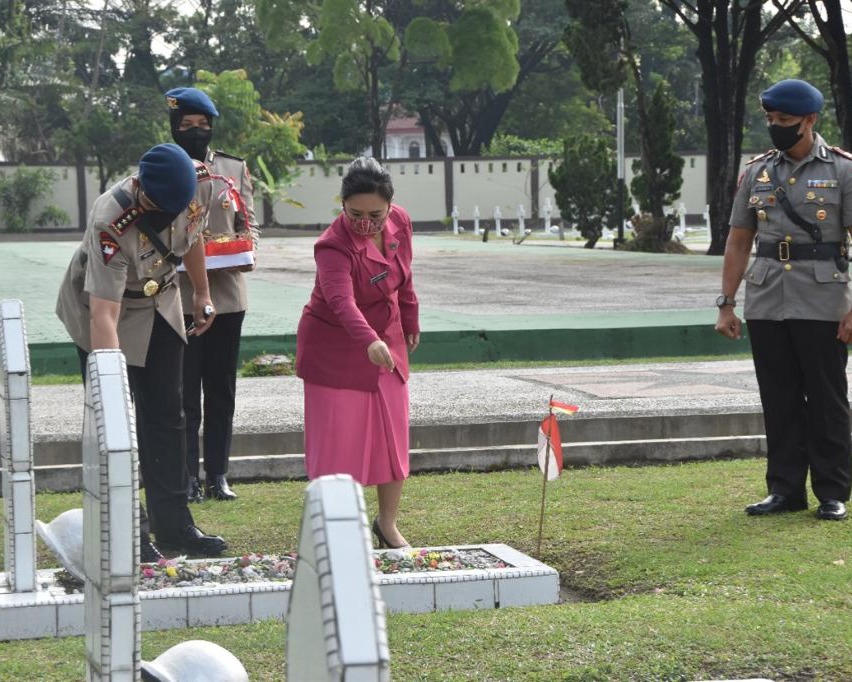 Sambut HUT Korps Brimob Polri Ke-77, Dansat Brimob Polda Riau Pimpin Ziarah Di Taman Makam Pahlawan Kusuma Dharma