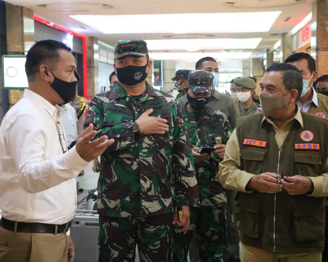Danlanud RSN Bersama Gubernur Riau Tinjau Pelaksanaan Penegakan Displin Protokol Kesehatan