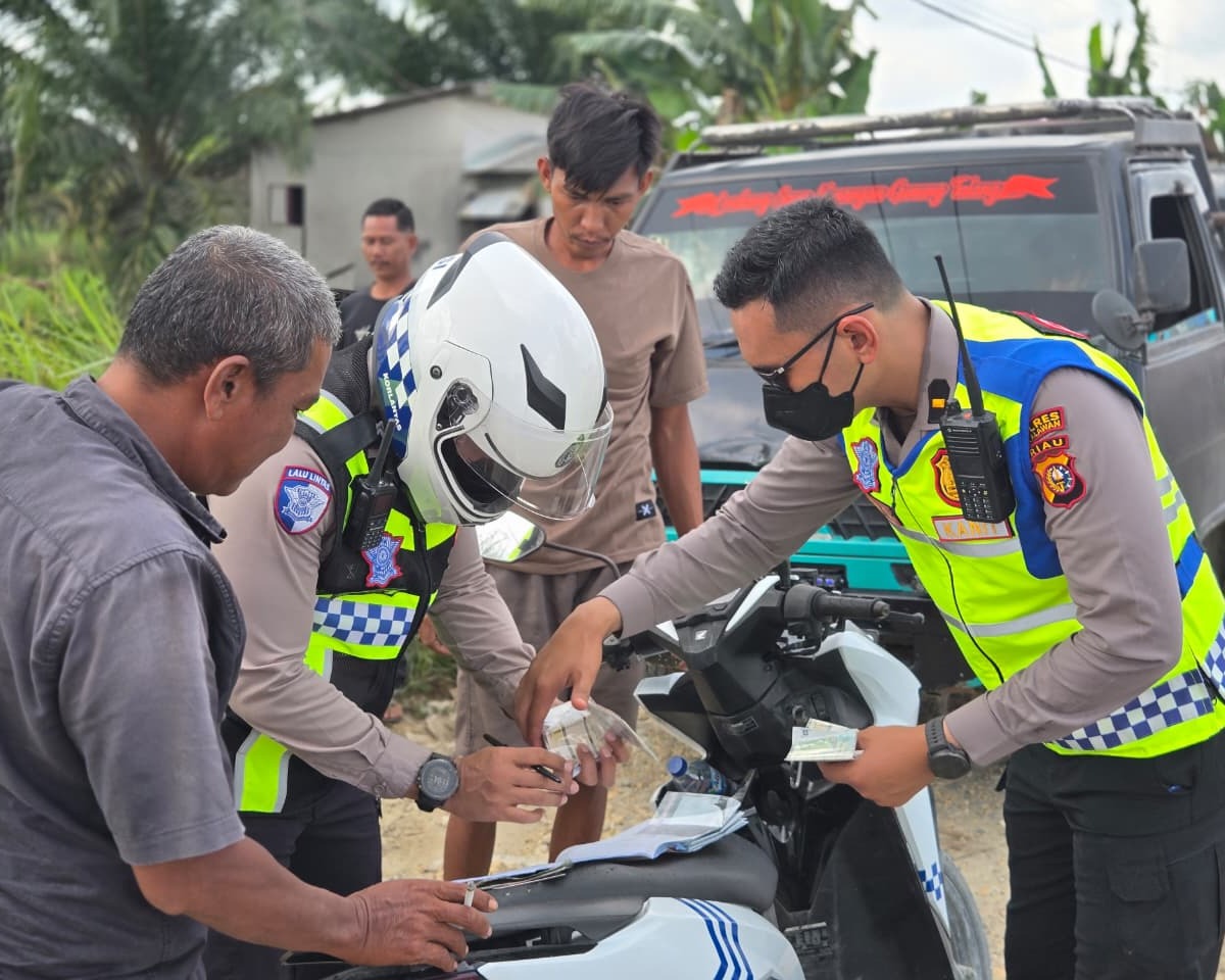 Polantas Pelalawan Perketat Pengaturan Arus di KM 75 Lintas Timur, 10 Pengendara Ditilang Karena Terobos Antrean