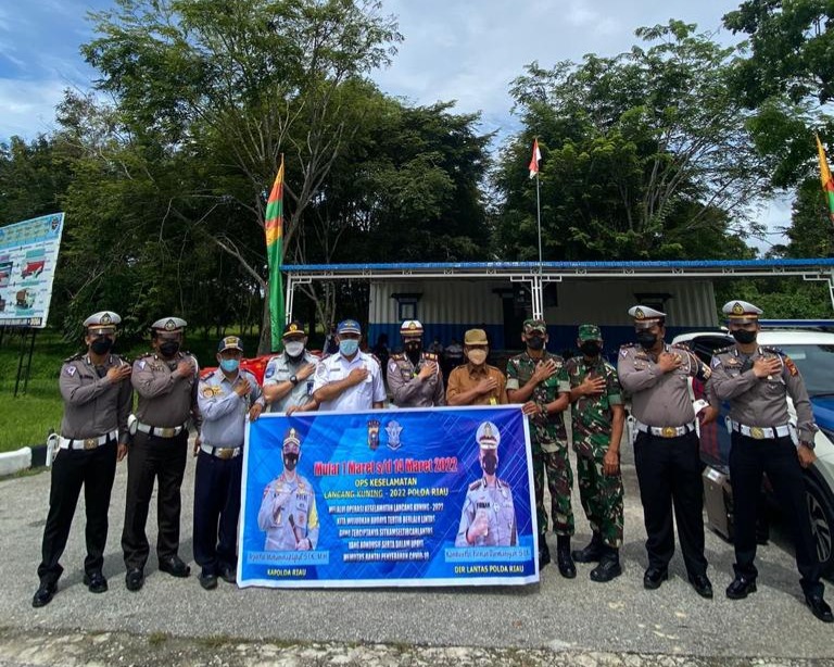 Satlantas Polres Siak Bersama Dinas Terkait Berikan Himbauan Keselamatan Berlalu Lintas dan Cegah Covid-19 Kepada Pengguna Jalan Dalam Rangka Ops Keselamatan Lancang Kuning Tahun 2022
