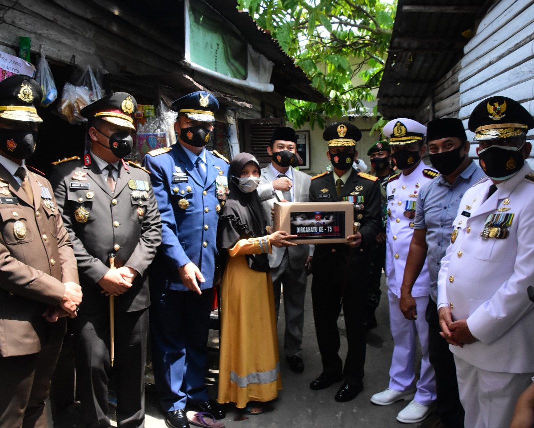Memperingati HUT TNI Ke-75, Danrem 031/WB Bagikan Seratus Ribu Masker dan Paket Sembako Untuk Masyarakat