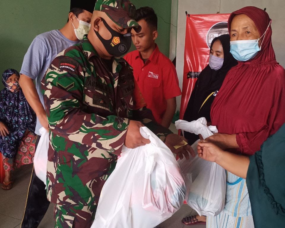 Babinsa Kodim 0301/PBR Salurkan Paket Sembako Kepada Warga Yang Kurang Mampu Ditengah Pandemi Covid-19 di Kelurahan Sialang Munggu