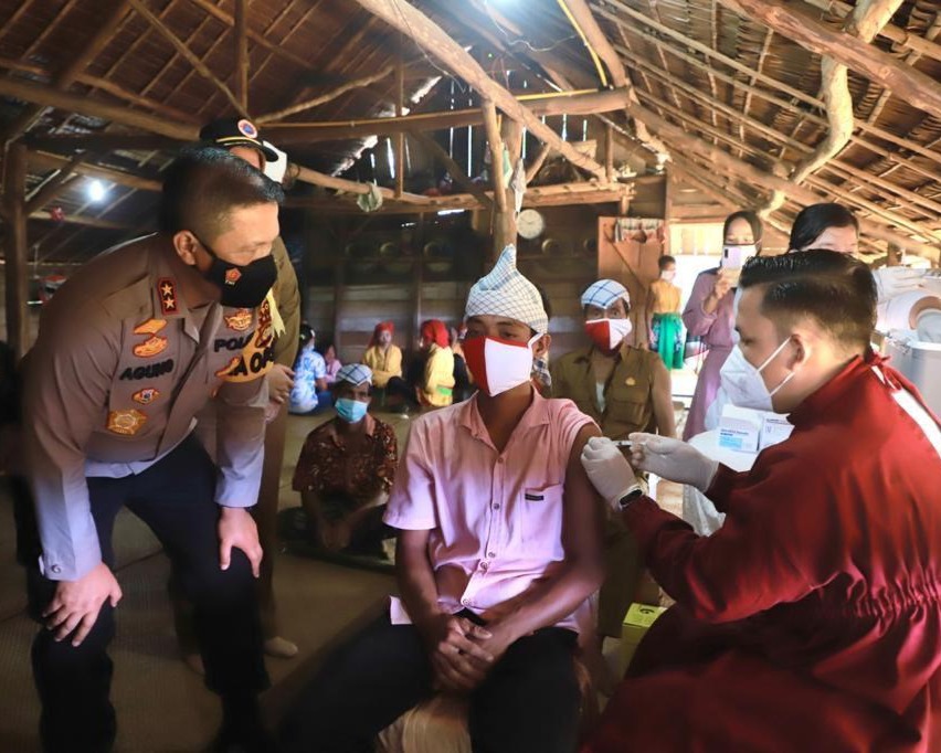 Vaksinasi Kemerdekaan Polda Riau Jangkau Masyarakat Pedalaman Suku Talang Mamak Kabupaten Indragiri Hulu